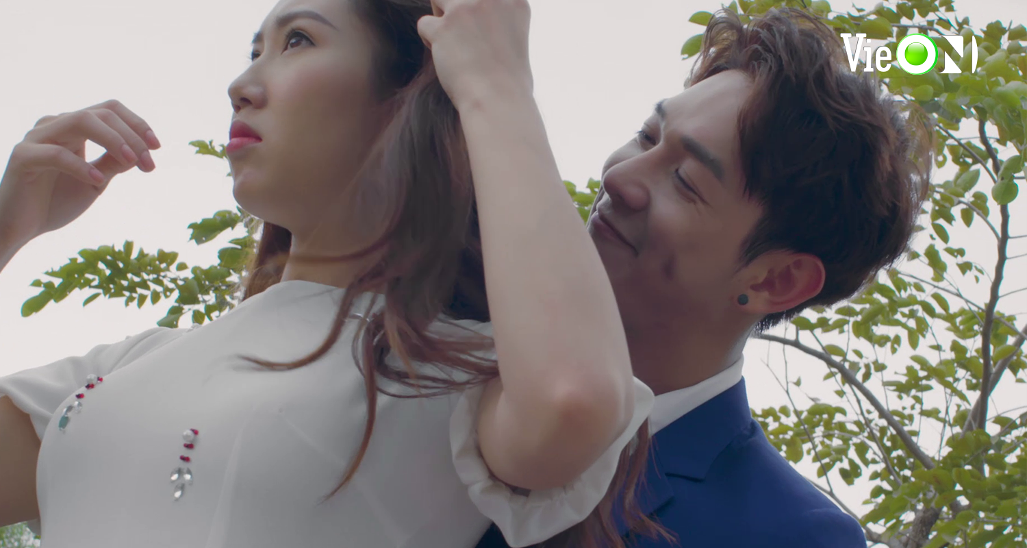 Cô tung cước đánh Song Luân vì... ôm nhầm. Ảnh: Vie