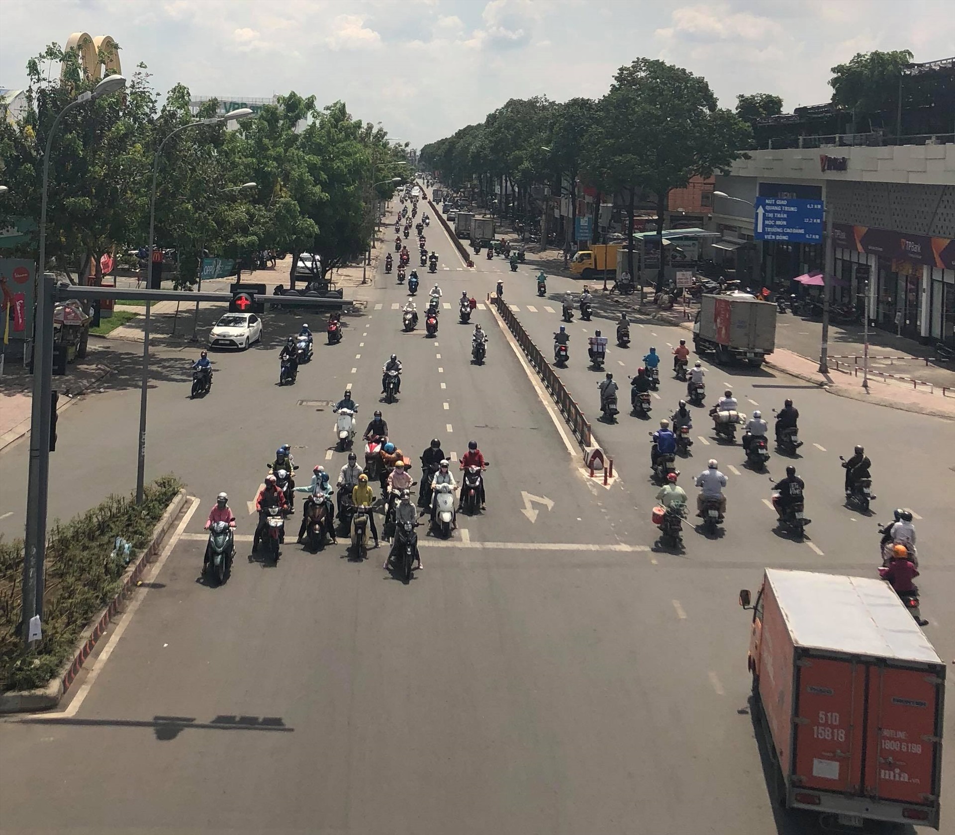 Hãy tránh những khung giờ hay xảy ra kẹt xe. Ảnh Kiến Văn