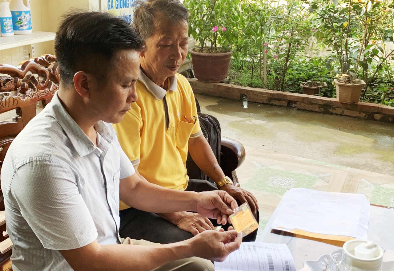 Bưu tá xã Minh Hoàng, huyện Phù Cừ, tỉnh Hưng Yên chuyển giấy phép lái xe đến tận địa chỉ khách hàng yêu cầu.