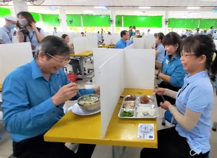 Phó Chủ tịch Thường trực Tổng LĐLĐVN Trần Thanh Hải ăn trưa cùng công nhân. Ảnh Nam Dương
