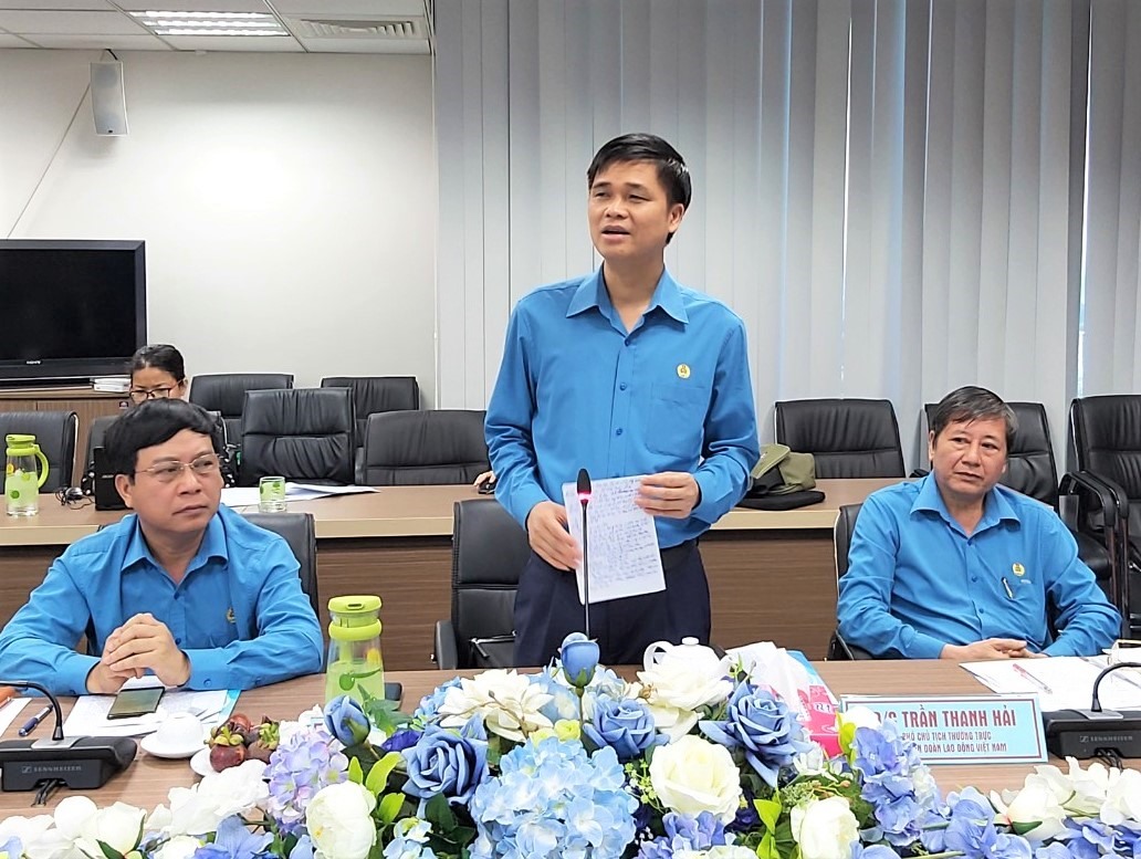 Phó Chủ tịch Tổng LĐLĐVN Ngọ Duy Hiểu phát biểu tại buổi làm việc. Ảnh Anh Tú