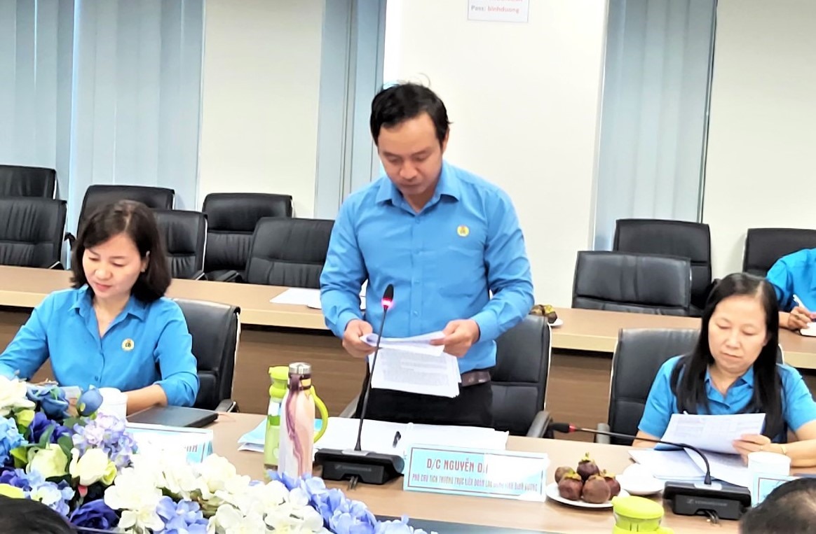 Ông Nguyễn Đình Khánh, Phó Chủ tịch Thường trực LĐLĐ tỉnh Bình Dương, báo cáo tại buổi làm việc. Ảnh Nam Dương