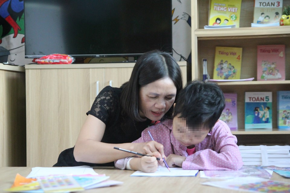 Cô Nghị hướng dẫn các em học bài.