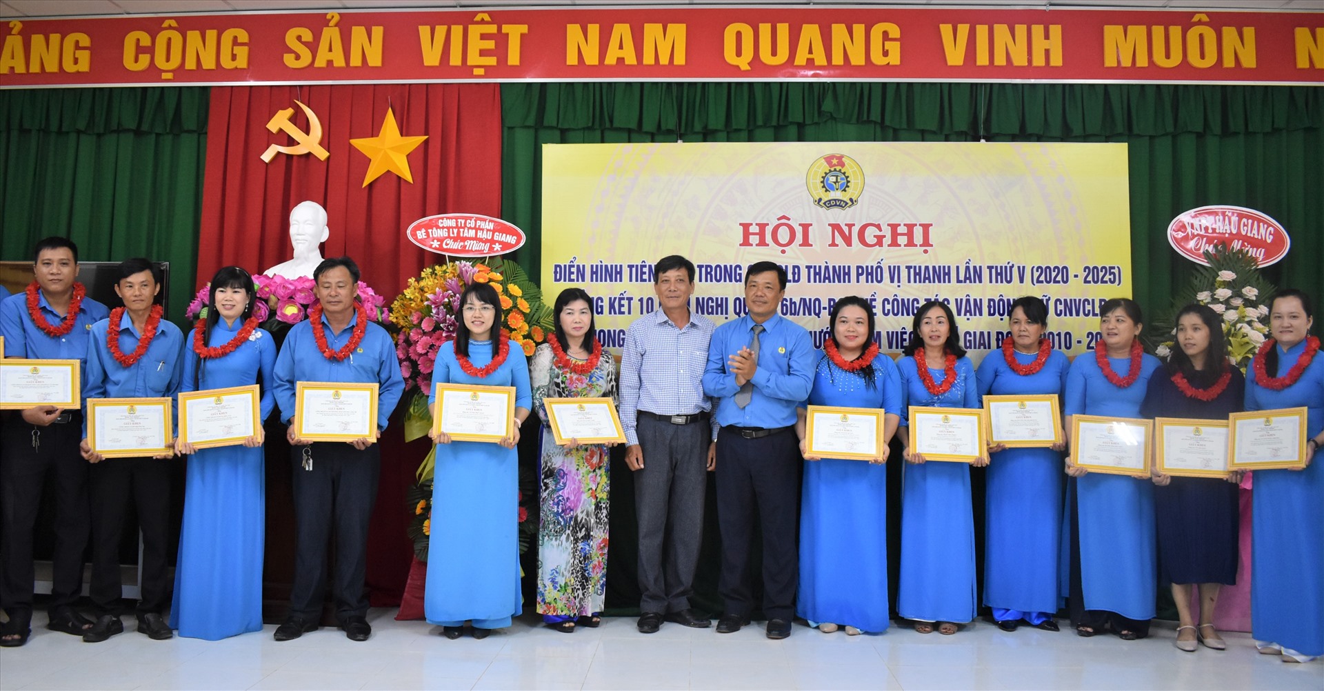 Trao giấy khen của LĐLĐ TP.Vị Thanh (tỉnh Hậu Giang) cho các cá nhân và tập thể có thành tích xuất sắc. Ảnh: Thành Nhân