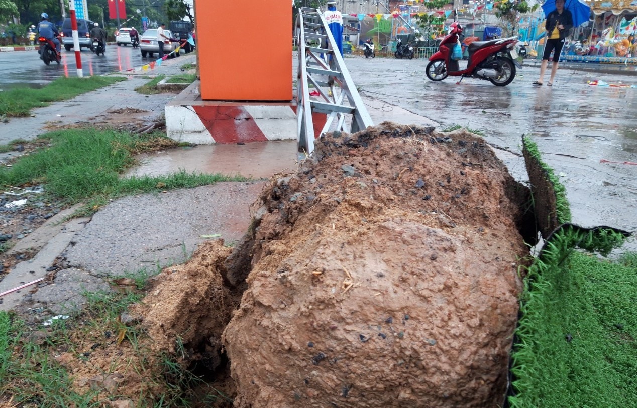 Một số trụ sắt cũng bị đổ. Ảnh: Đình Trọng