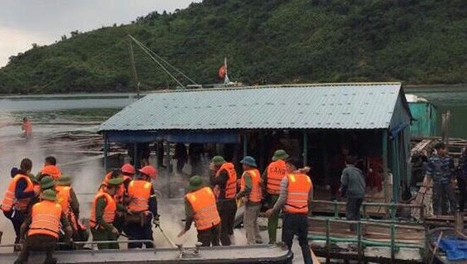 Đoàn cưỡng chế huyện Vân Đồn (Quảng Ninh) bị ném “bom” xăng vào ngày 14.11.2019. Ảnh: Thanh Phong