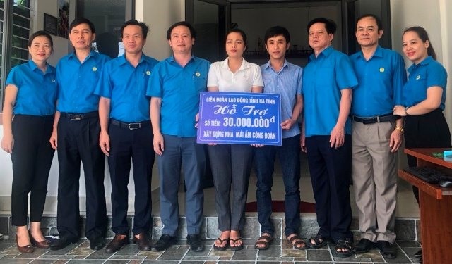 Ông Ngô Đình Vân - Phó Chủ tịch LĐLĐ Hà Tĩnh trao hỗ trợ làm nhà Mái ấm công đoàn
