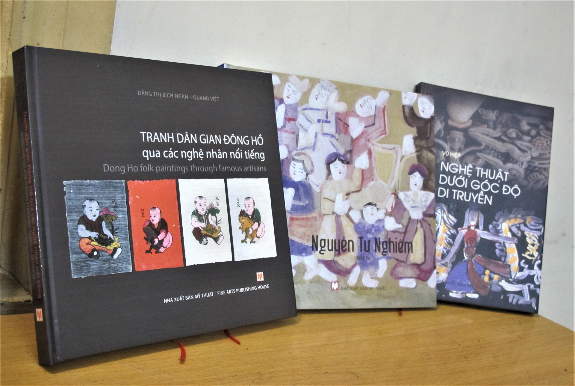 Ấn phẩm ''Tranh dân gian Đông Hồ qua các nghệ nhân nổi tiếng’’ là một nguồn tư liệu quý trong việc tìm hiểu một phần di sản văn hóa Việt. Ảnh: L.Q.V
