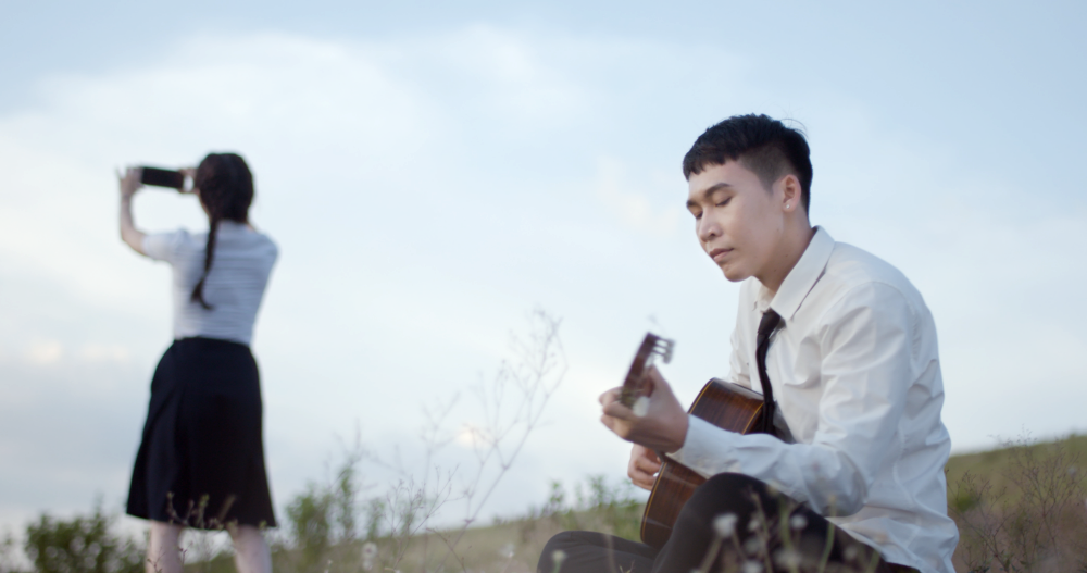 Đây là món quà mà nam ca sĩ gửi tặng người hâm mộ đã đồng hành cùng anh trong suốt hai năm. Ảnh NSCC