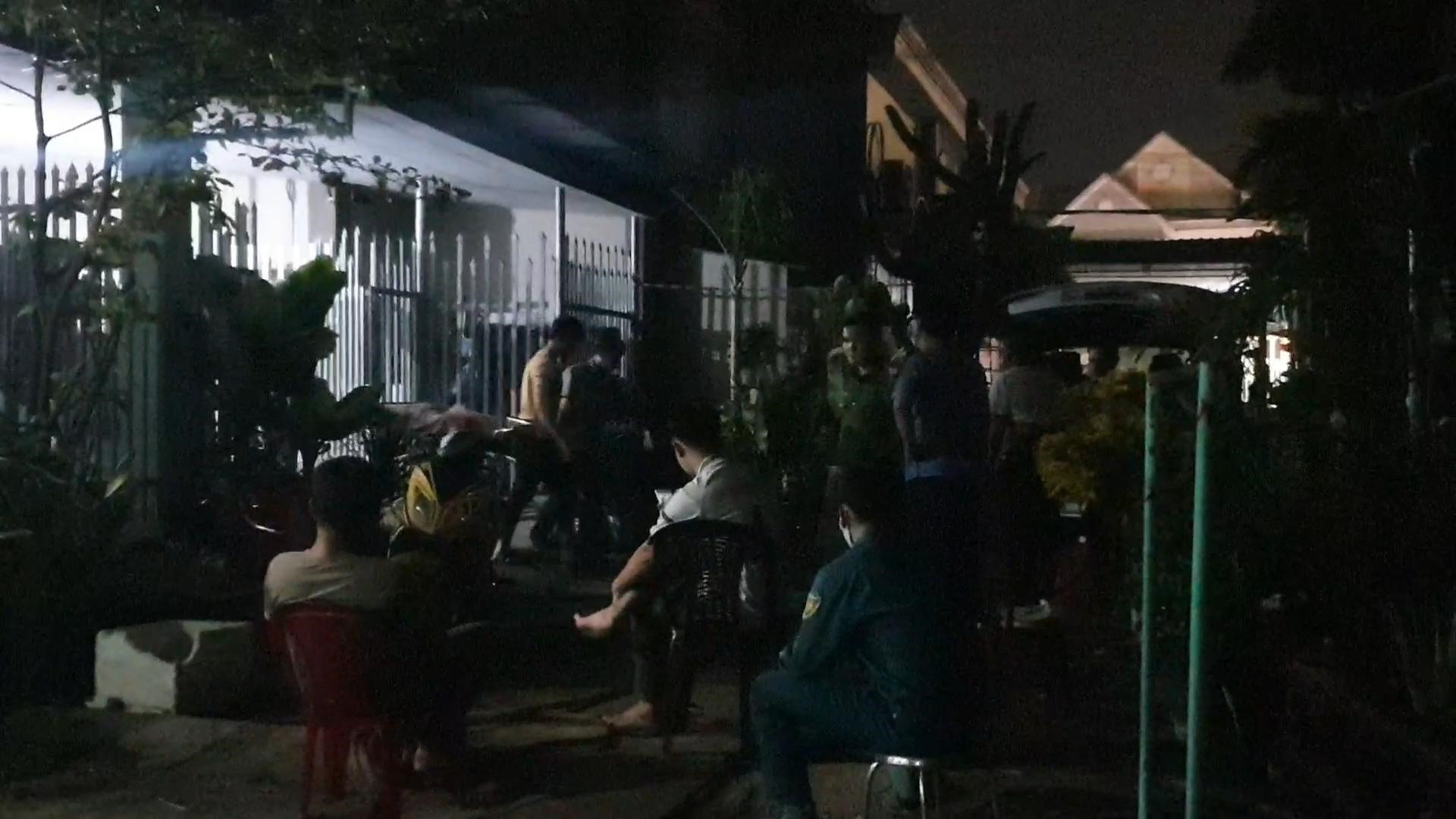 Đến 22h cùng ngày công tác khám nghiệm đã hoàn tất, thi thể nạn nhân được đưa đi. Ảnh: Dương Bình