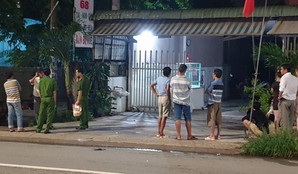 Công an thị xã Tân Uyên, tỉnh Bình Dương đang điều tra làm rõ vụ chết người tại nhà trọ. Ảnh: Dương Bình Công an thị xã Tân Uyên, tỉnh Bình Dương đang điều tra làm rõ vụ chết người tại nhà trọ. Ảnh: Dương Bình