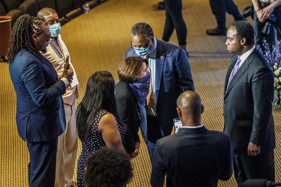 Thượng nghị sĩ Mỹ Amy Klobuchar và Reverend Jesse Jackson dự tang lễ. Ảnh: AFP