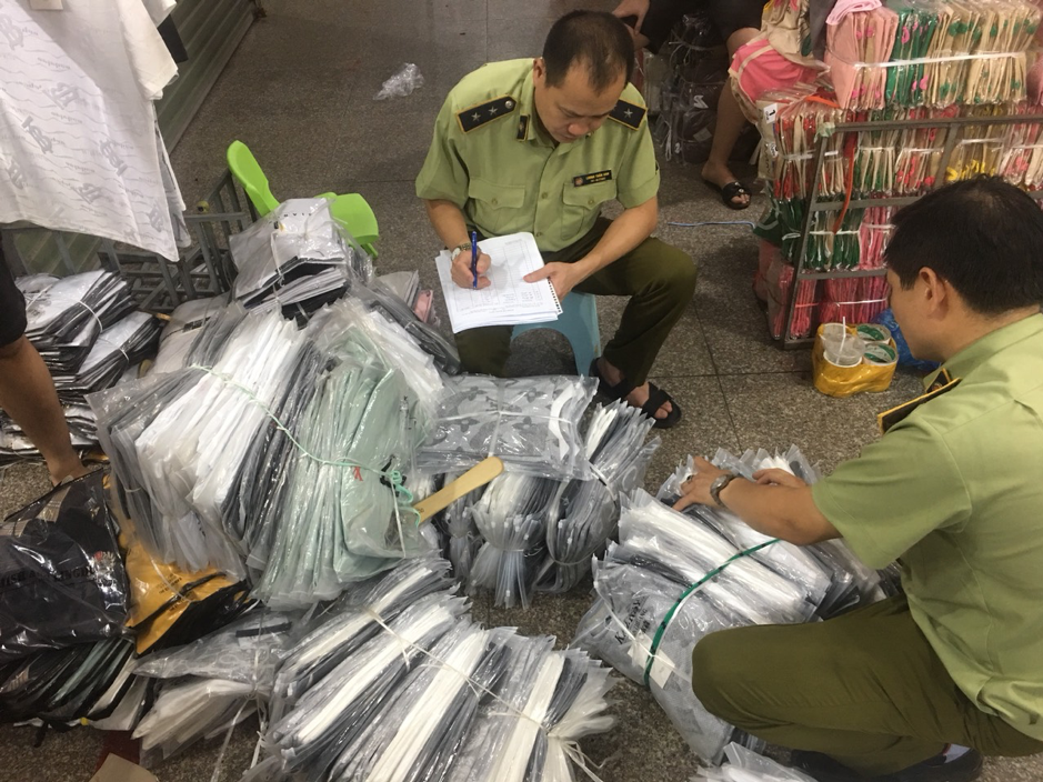 Những sản phẩm được nghi là hàng giả mạo các thương hiệu nổi tiếng đã được bảo hộ ở Việt Nam. Ảnh: DMS