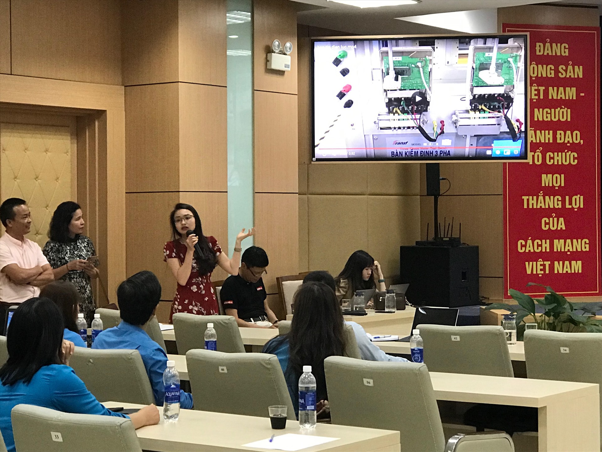 Giảng viên lớp học trao đổi, sửa chữa trên từng sản phẩm cụ thể của học viên. Ảnh: Tường Minh