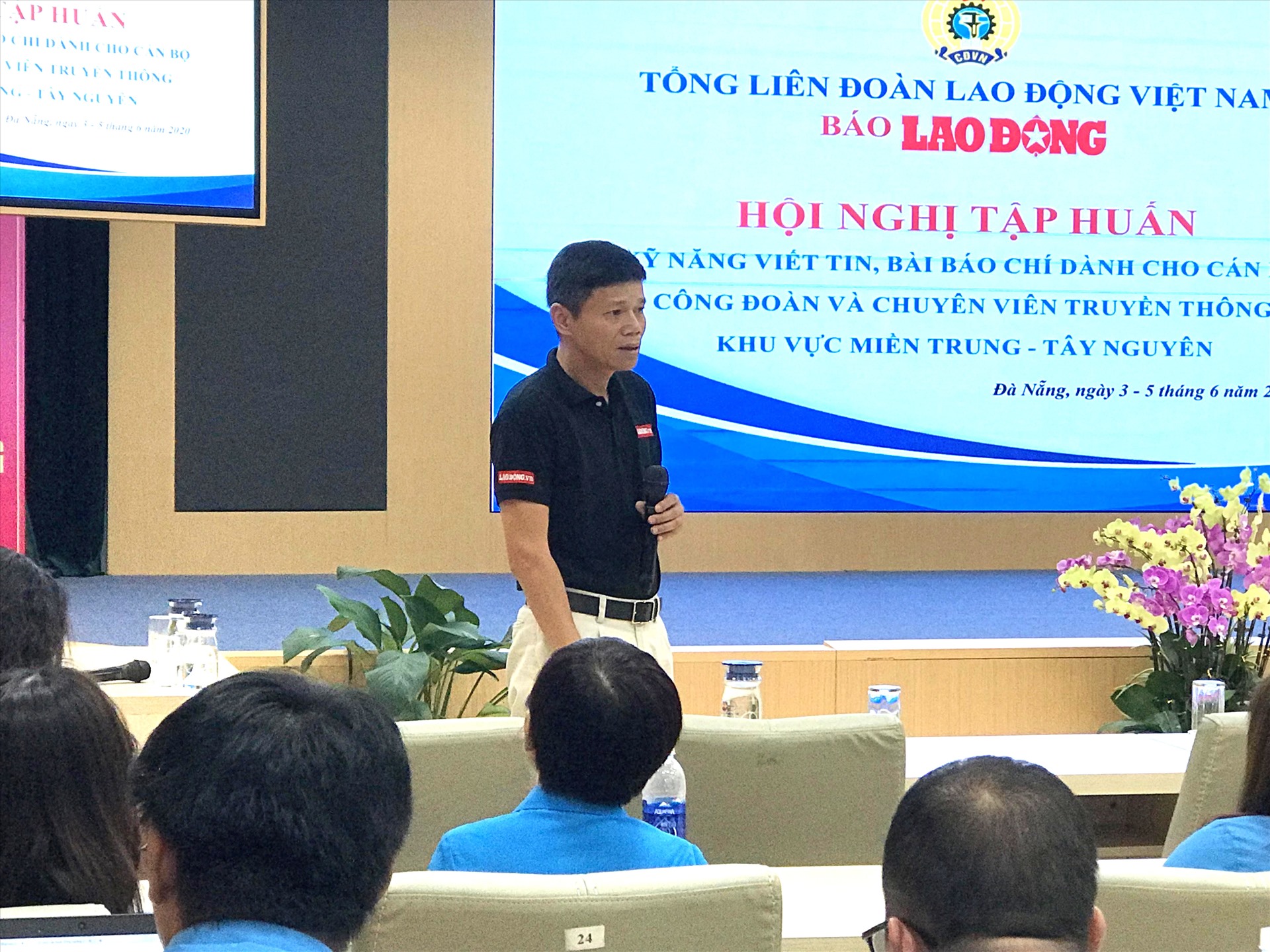 Ông Nguyễn Đăng Hiển, Tổng Biên tập Báo Lao Động trao đổi với học viên. Ảnh: Tường Minh