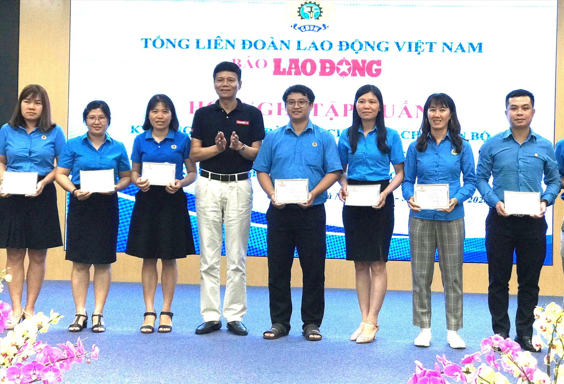 Ông Nguyễn Đăng Hiển, Tổng Biên tập Báo Lao Động phát chứng nhận cho học viên. Ảnh: Tường Minh