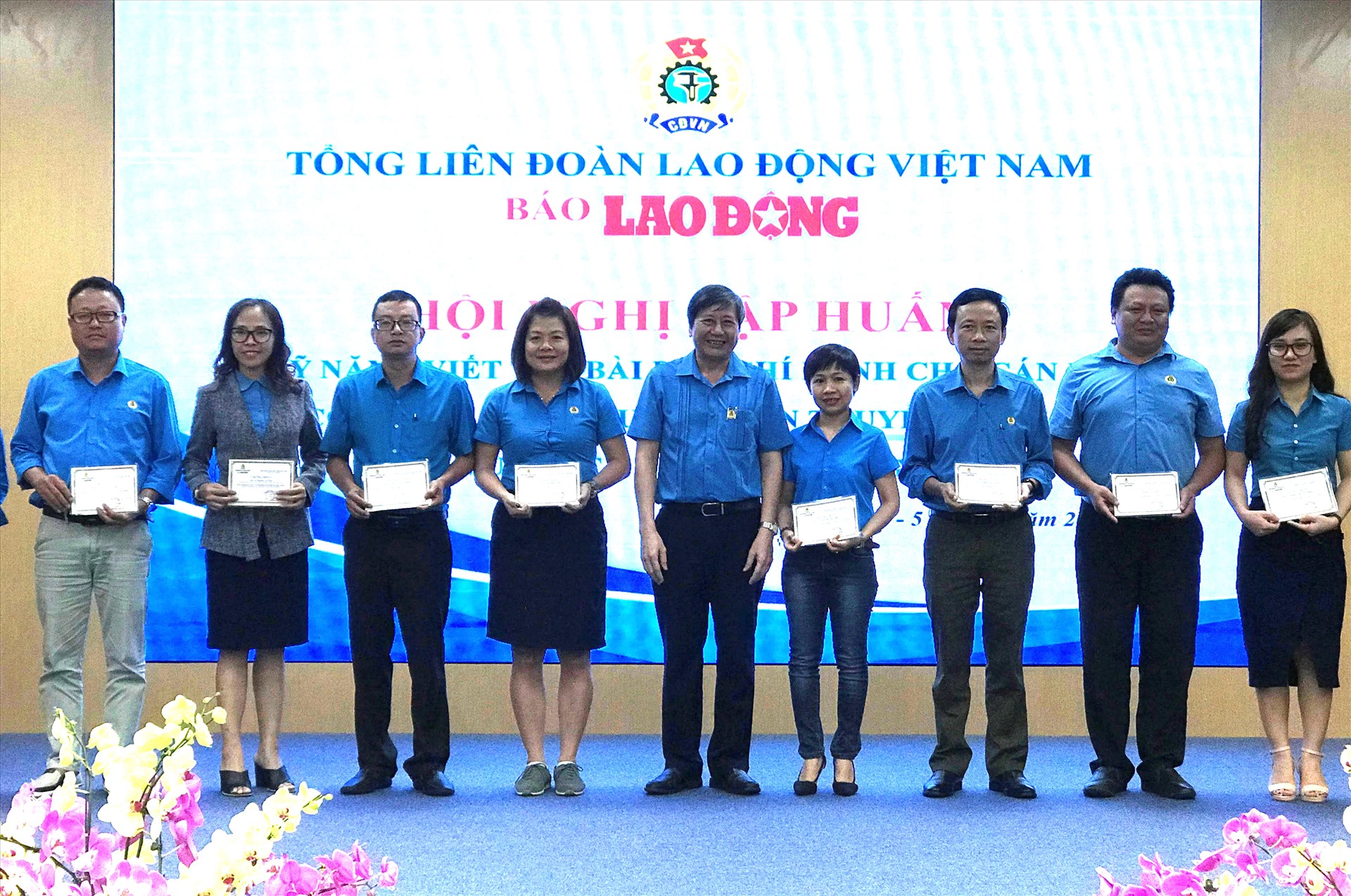 Ông Trần Thanh Hải, Phó Chủ tịch thường trực Tổng LĐLĐ Việt Nam phát chứng nhận cho các học viên. Ảnh: Tường Minh