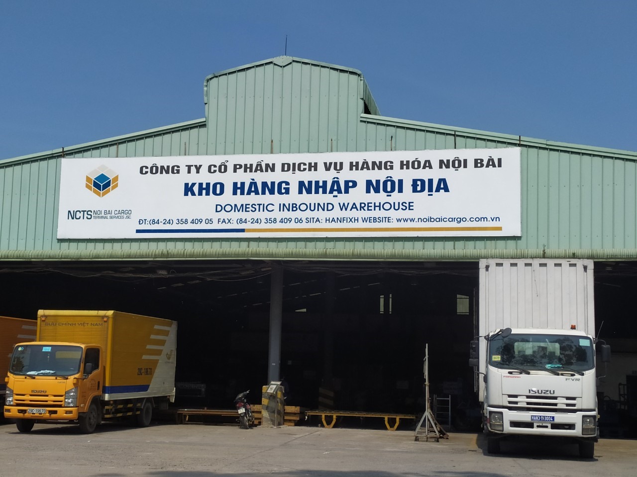 Theo đó, ngày 2/6/2020, Tổng cục QLTT chỉ đạo Đội QLTT số 10, Cục QLTT Hà Nội tiến hành khám đồ vật đối với lô hàng hóa có vận đơn số 738.4744-6512, được vận chuyển từ sân bay quốc tế Tân Sơn Nhất ra sân bay quốc tế Nội Bài. Sau đó, hàng hóa được vận chuyển đến kho hàng hóa nội địa (NCTS) thuộc Công ty cổ phần dịch vụ hàng hóa Nội Bài. Đây là công ty cung cấp dịch vụ phục vụ hàng hoá cho 27 trên tổng số 55 hãng hàng không trong và ngoài nước đang khai thác tại sân bay Quốc tế Nội Bài.