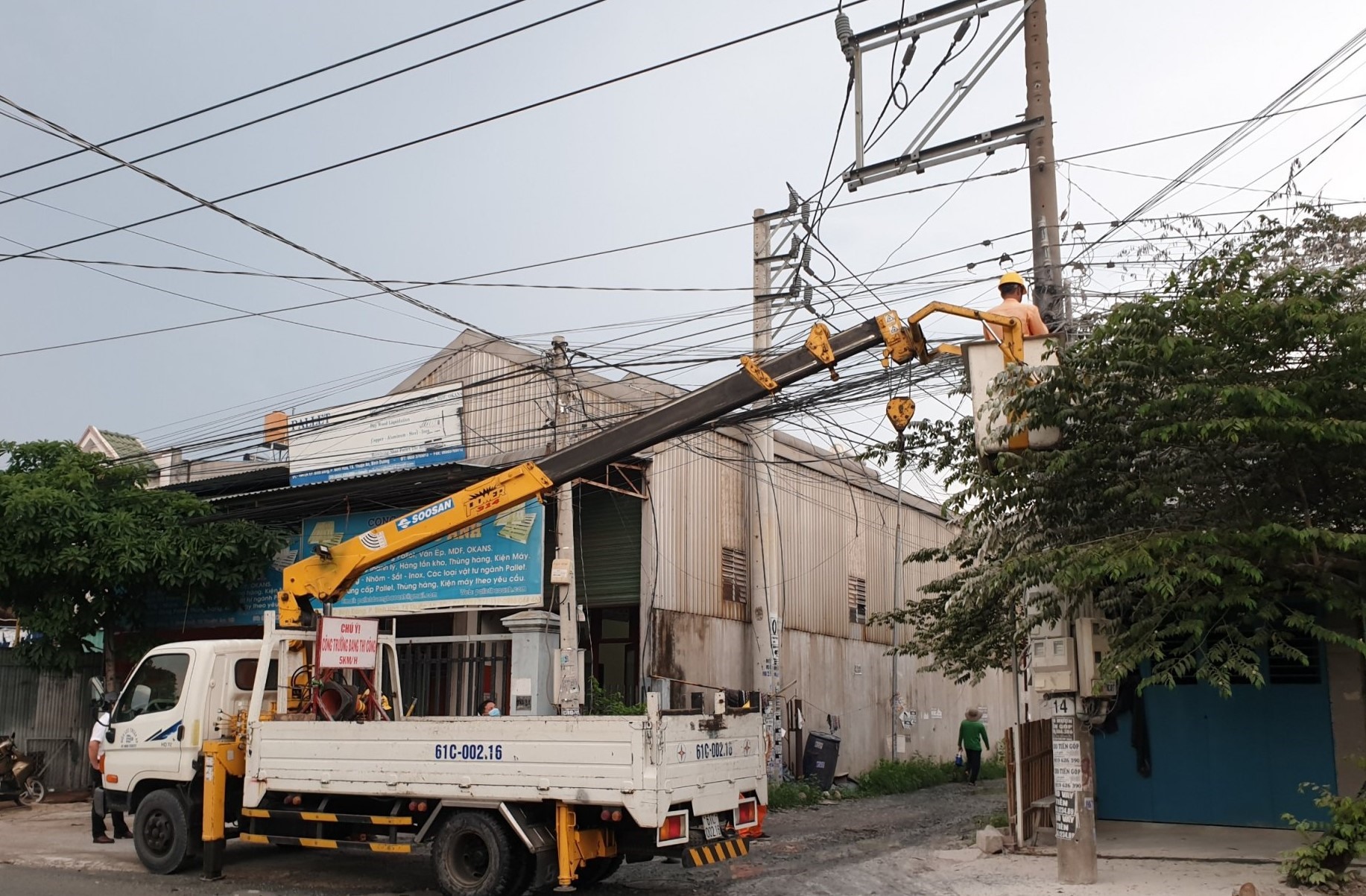 Cột điện xảy ra chập điện gây cháy, đứt cáp rơi xuống đường. Ảnh: Đình Trọng