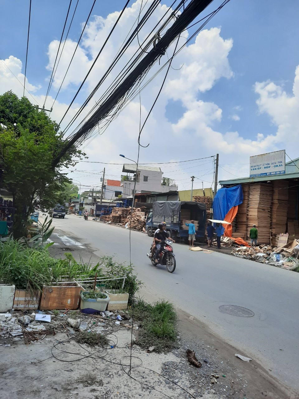 Sợi cáp bị đứt rơi xuống đường chưa được quấn lên cao. Ảnh: Đình Trọng