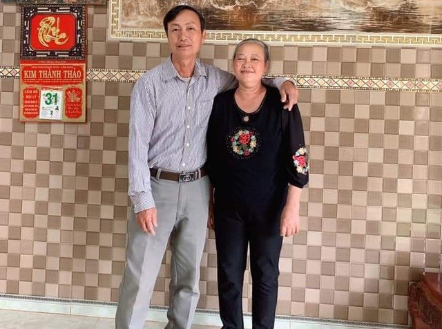 Vợ chồng ông Võ được xin lỗi công khai sau khi bị kết oan 2 năm tù. Ảnh: Lin Xong