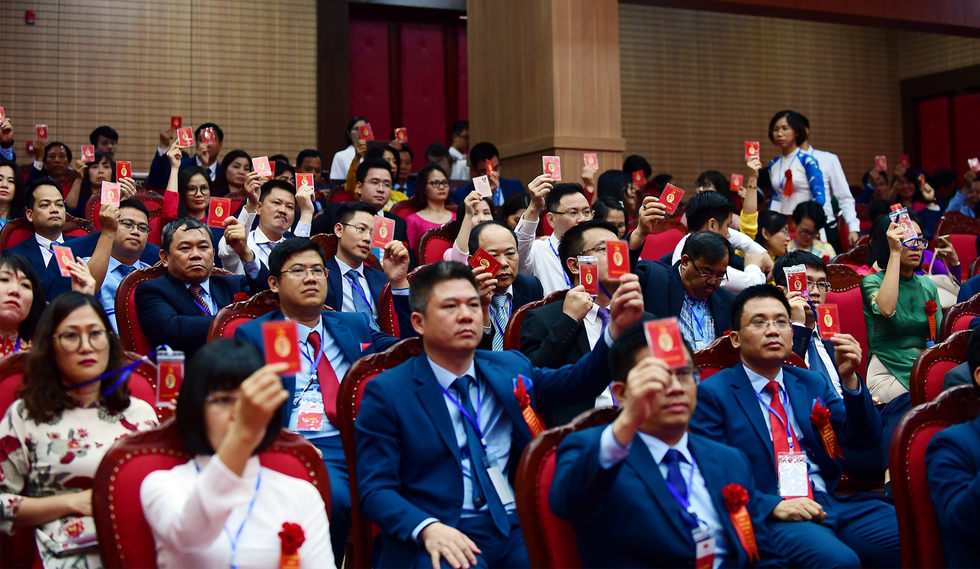 Các đại biểu biểu quyết tại Đại hội. Ảnh CTG