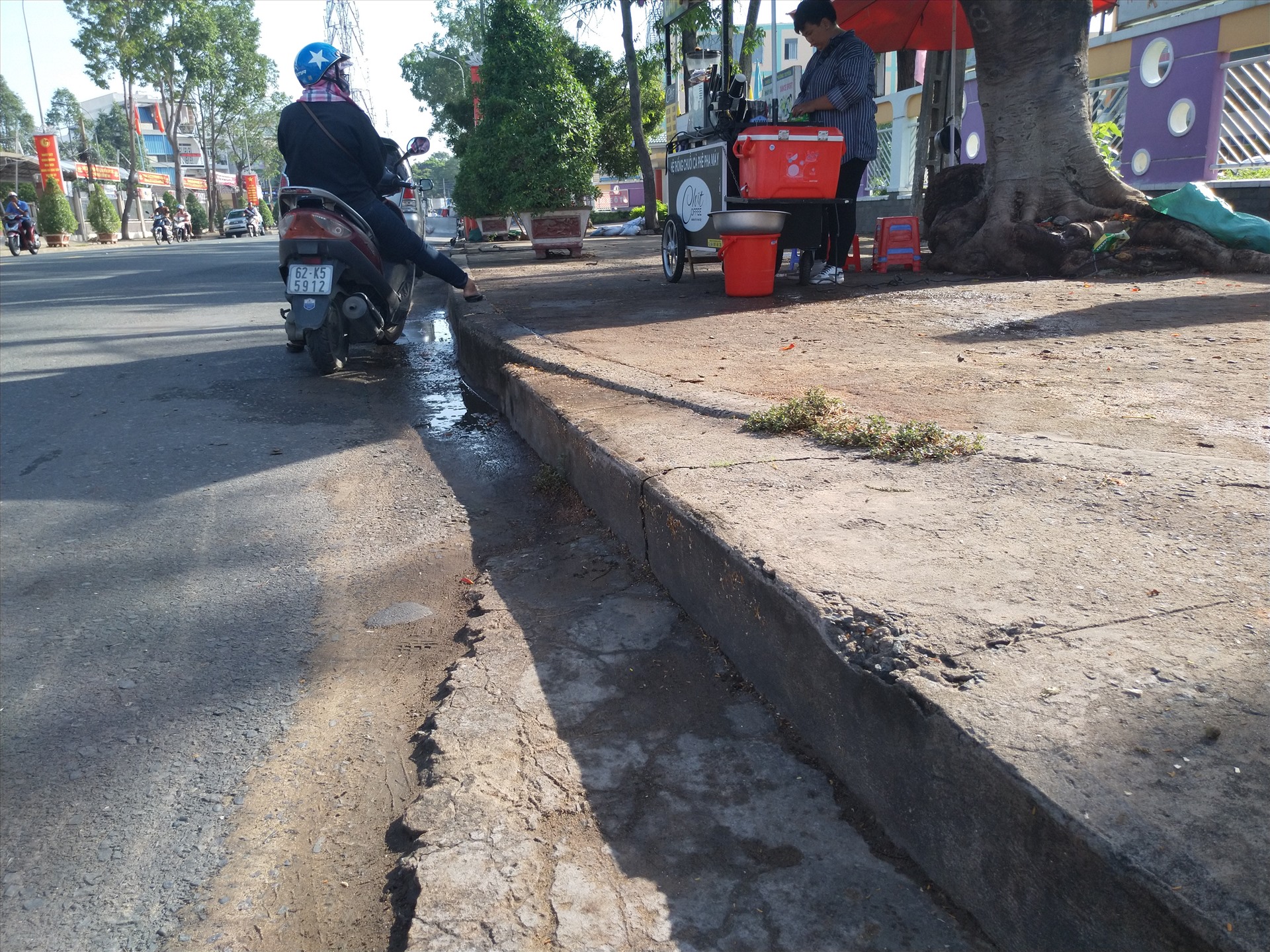 Vỉa hè hiện hữu ở trung tâm TP.Tân An. Ảnh: K.Q