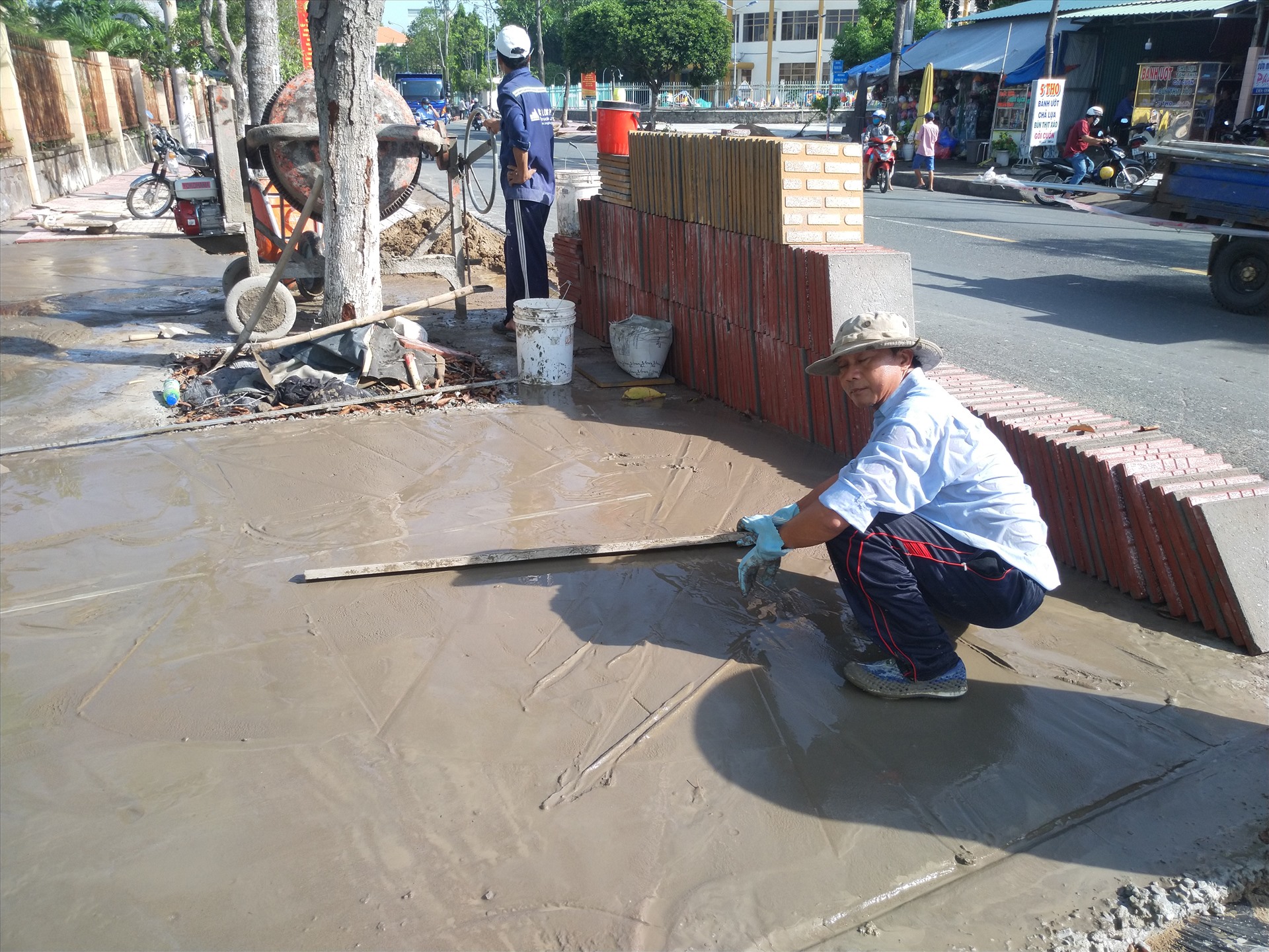 Làm mới vỉa hè. Ảnh: K.Q