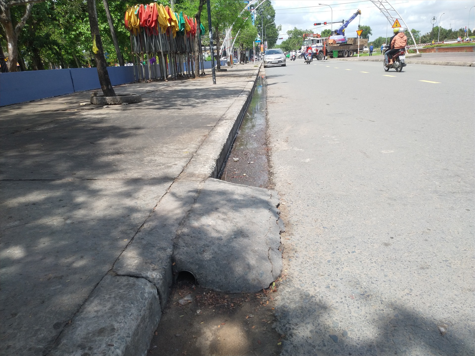 Để chạy xe máy lên được vỉa hè, nhiều hộ dân phải làm “cầu“. Ảnh: K.Q
