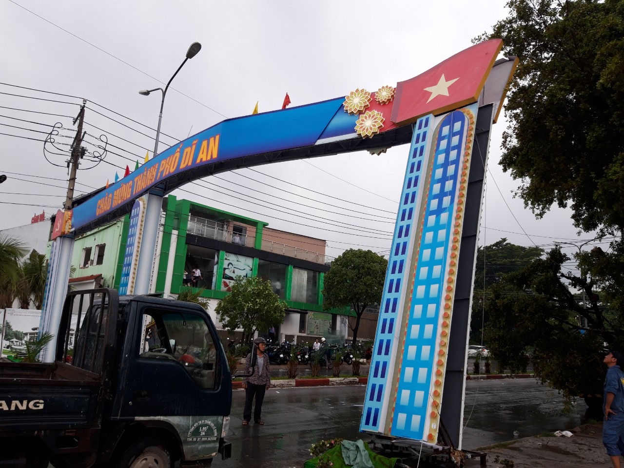 Cổng chào bị nghiêng sắp đổ. Ảnh: Đình Trọng
