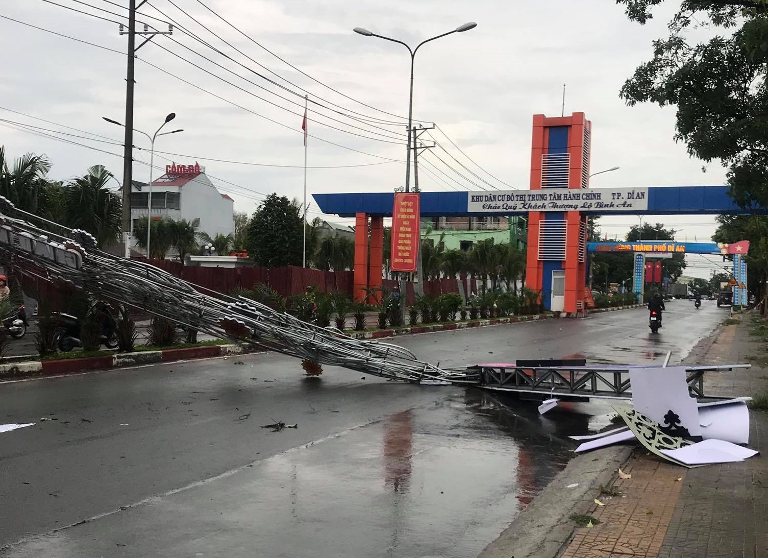 Cổng sắt lắp đèn nháy bị đổ sập trong mưa. Ảnh: Dương Bình