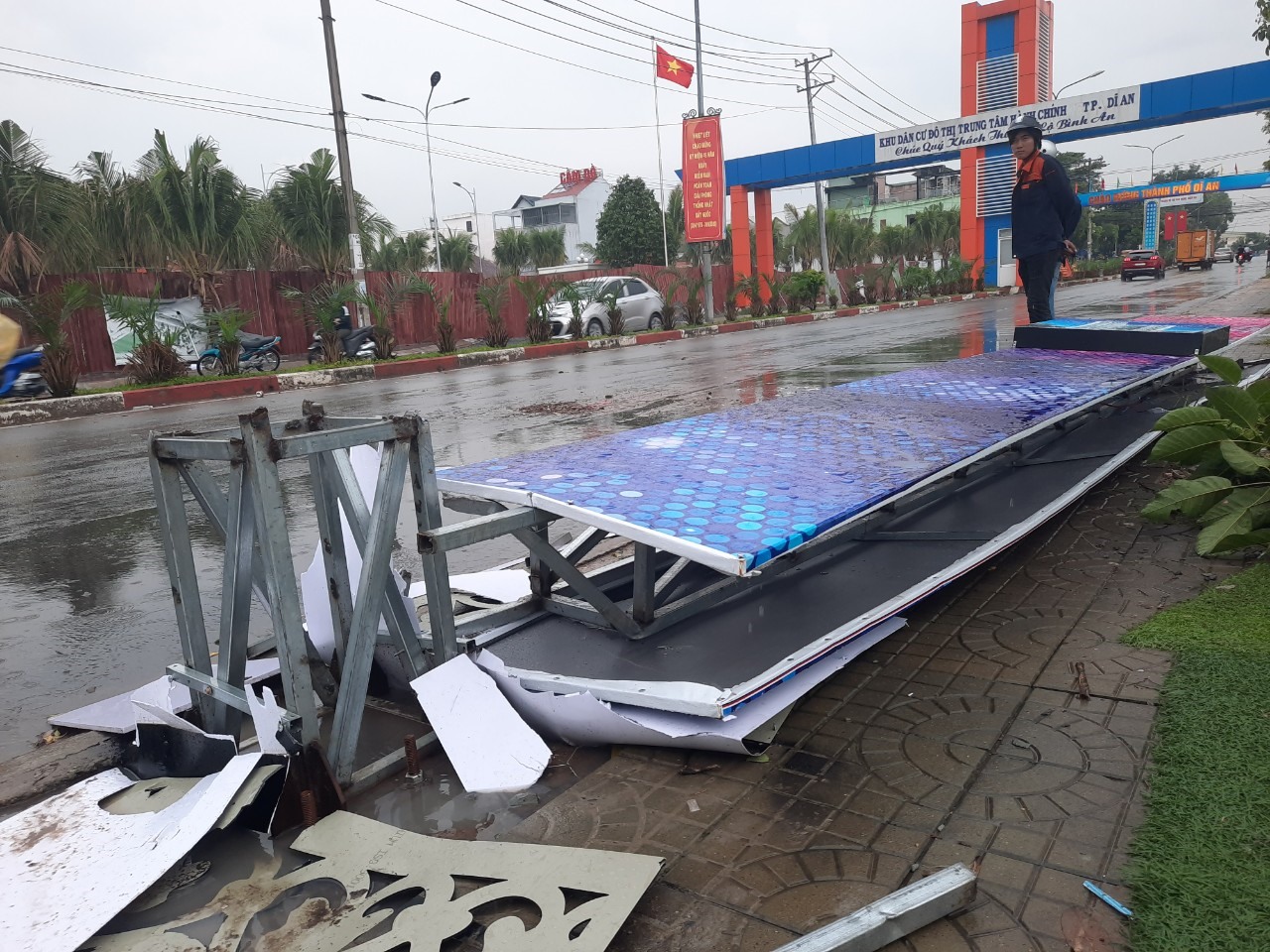 Kết cấu yếu khiến cổng chào đổ sập gây nguy hiểm cho người tham gia giao thông. Ảnh: Đình Trọng