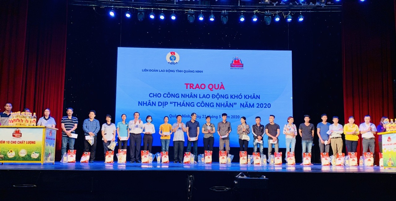 Lãnh đạo LĐLĐ tỉnh Quảng Ninh trao quà cho CNLĐ có hoàn cảnh khó khăn dịp “Tháng Công nhân” năm 2020. Ảnh: Thanh Hằng