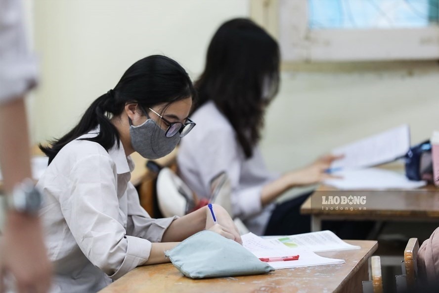 Học phí đại học tăng vọt khiến nhiều sinh viên lo ngại. Ảnh: Lao Động