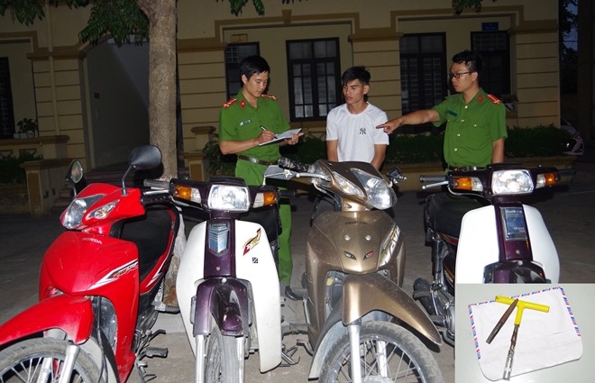 Cơ quan Công an lấy lời khai đối tượng Dũng và tang vật vụ án. Ảnh: CACC