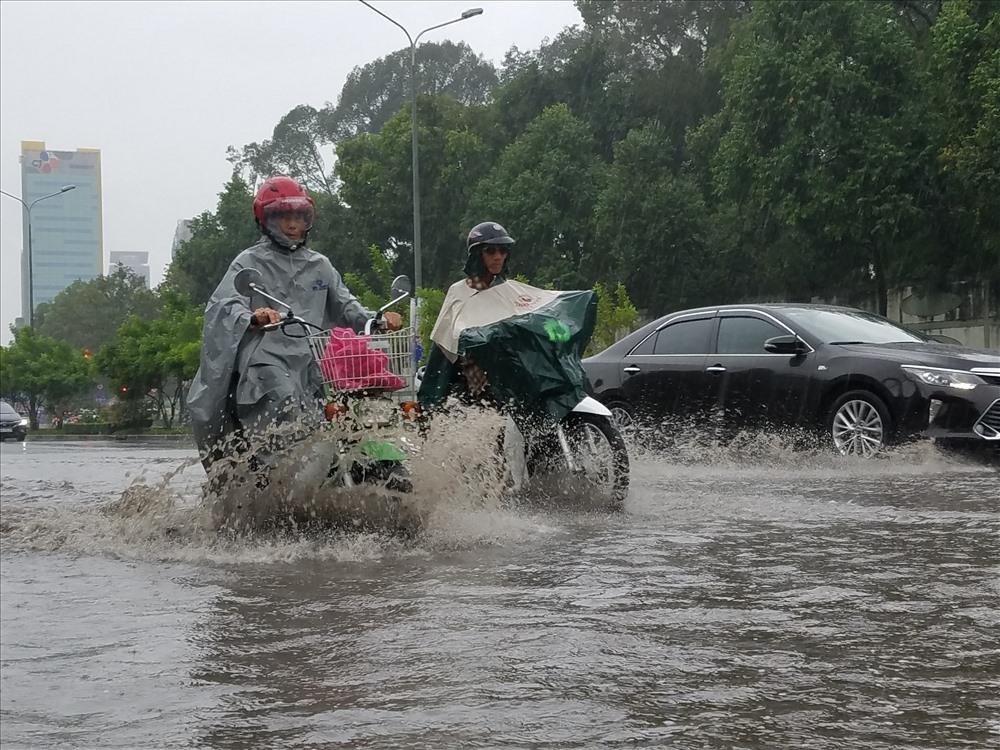 Quan sát kỹ khi đi vào những còn đường ngập. Ảnh: Anh Tú