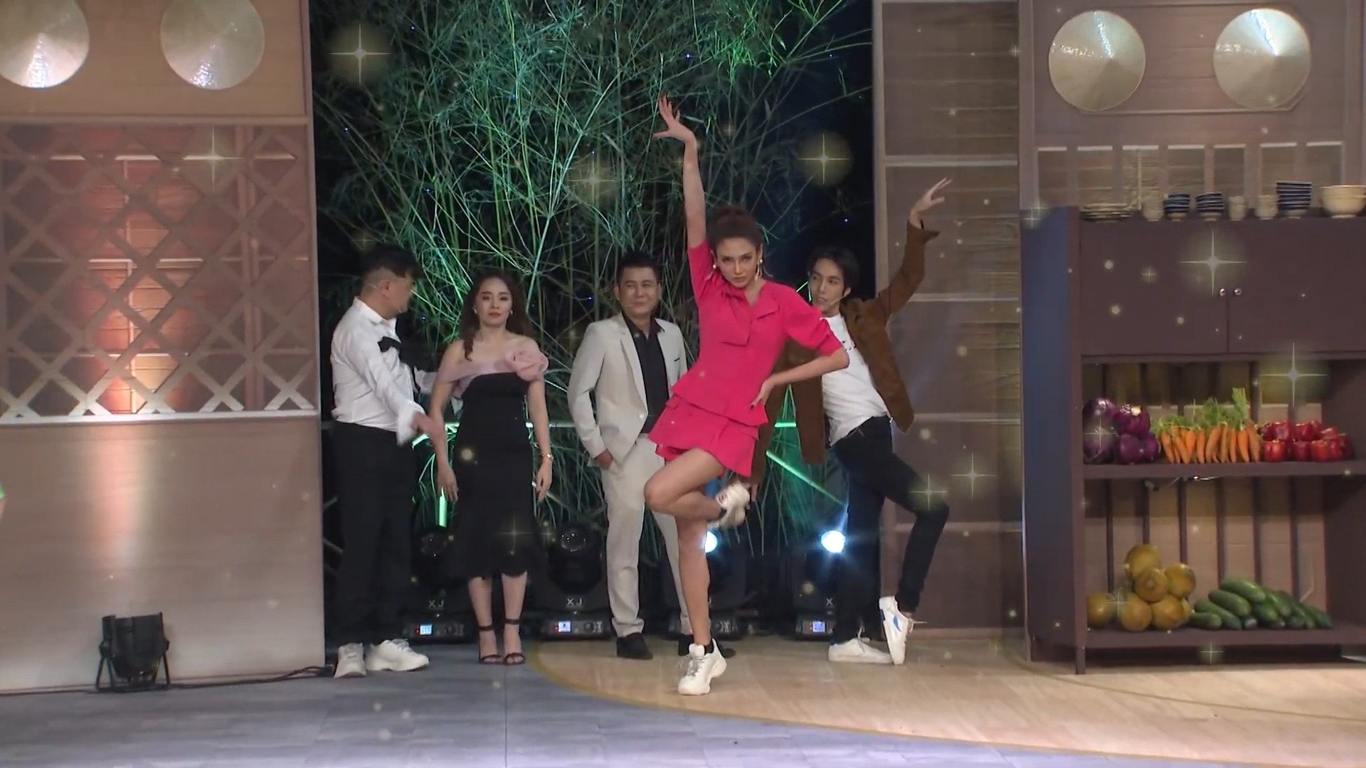 Võ Hoàng Yến gây náo loạn khi xuất hiện tại một chương trình ẩm thực với màn catwalk thần sầu. Ảnh: CTCC