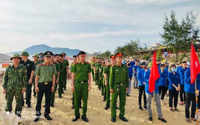 Ra quân thu gom rác ở bãi biển Thiên Cầm