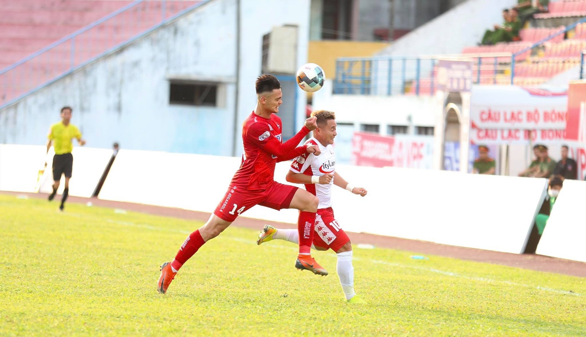 Phi Sơn bỏ lỡ 1 tình huống ăn bàn mười mươi trong hiệp 1. Ảnh: Minh Dân