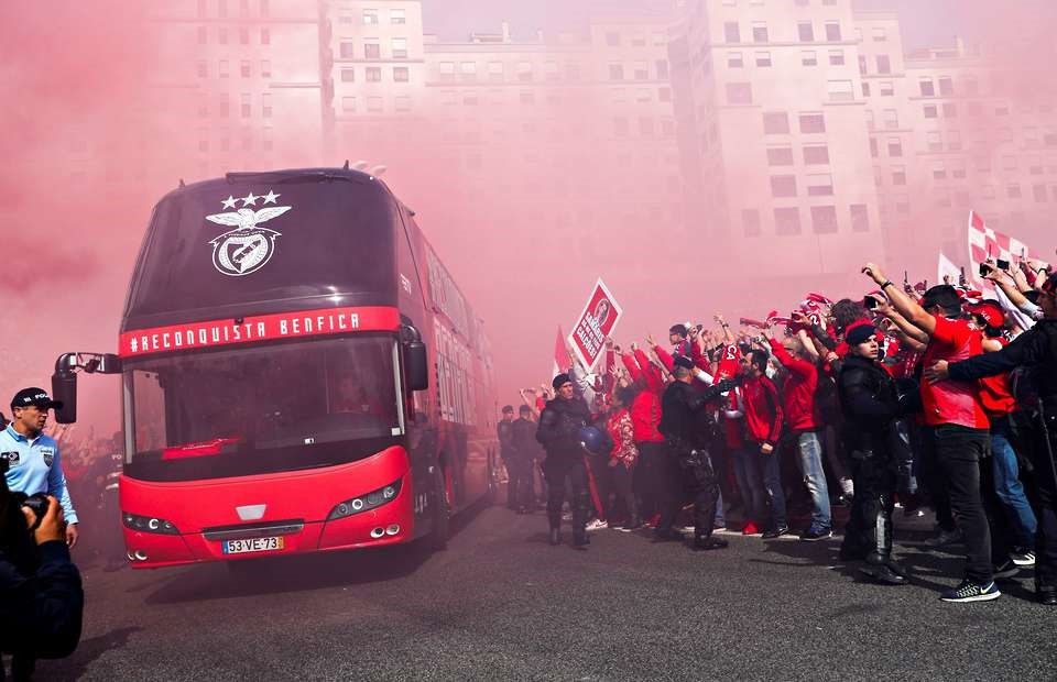 Xe buýt của Benfica được chào đón với rất nhiều người hâm mộ. Ảnh: Givemesports