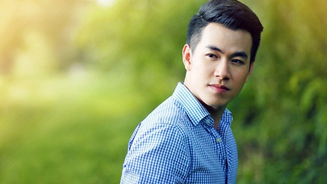 Hồ Trung Dũng ngoài vai trò là ca sĩ còn là một giảng viên tiếng Đức. Ảnh: NSCC
