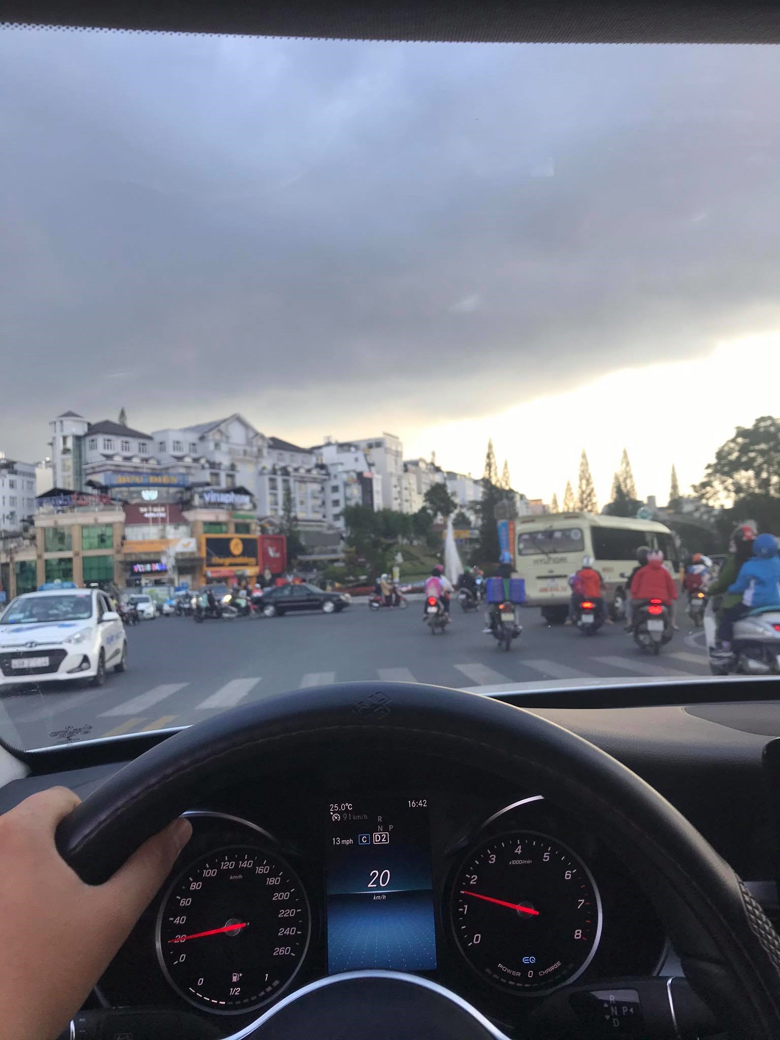 Khoang xe kín là môi trường thuận lợi để vi khuẩn phát triển. Ảnh Kiến Văn
