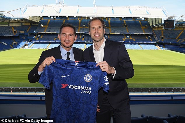 Cech trở lại Chelsea trước mùa giải để nhận vai trò Giám đốc thể thao. Ảnh: Getty.