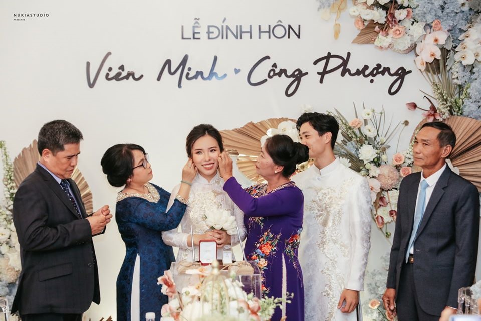 Mẹ của Viên Minh và mẹ của Công Phượng cùng trao quà cho bà xã tương lai của chân sút sinh năm 1995. Bạn gái của Công Phượng từng là du học sinh tại Bỉ. Cô gặp Công Phượng khi chân sút này cùng đội U19 Việt Nam tập huấn 2 tháng tại Châu Âu năm 2014. Họ duy trì mối quan hệ bạn bè trong 2 năm, trước khi tìm hiểu và yêu nhau.