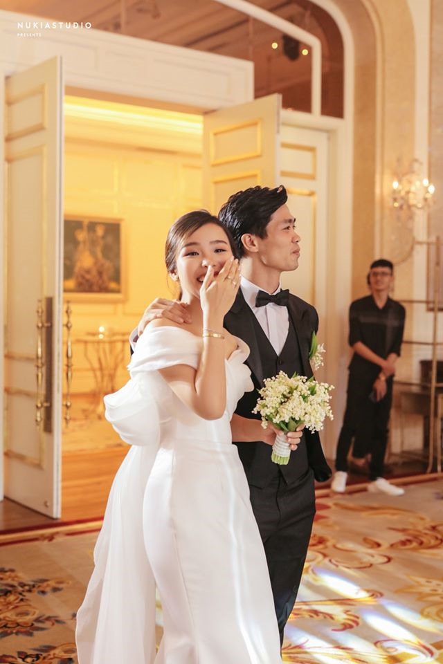 Tô Ngọc Viên Minh hạnh phúc khi sánh bước cùng Công Phượng. Được biết, Viên Minh giữ vai trò quản lý các fanpage của Công Phượng, cùng Công Phượng lập ra công ty, một nhãn hàng thời trang riêng. Họ là 1 trong những cặp đôi đẹp nhất của bóng đá Việt Nam.