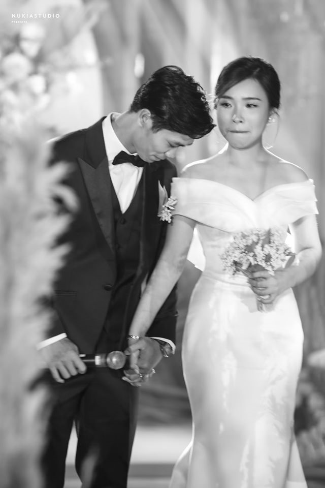 Công Phượng cũng không giấu được sự xúc động bên người bạn đời tương lai của mình. Anh là cầu thủ nổi tiếng từ rất sớm, dính đến nhiều tin đồn không hay. Nhưng chân sút này rất bản lĩnh để vượt qua tất cả, tìm cho mình bến đỗ bình yên của cuộc đời.