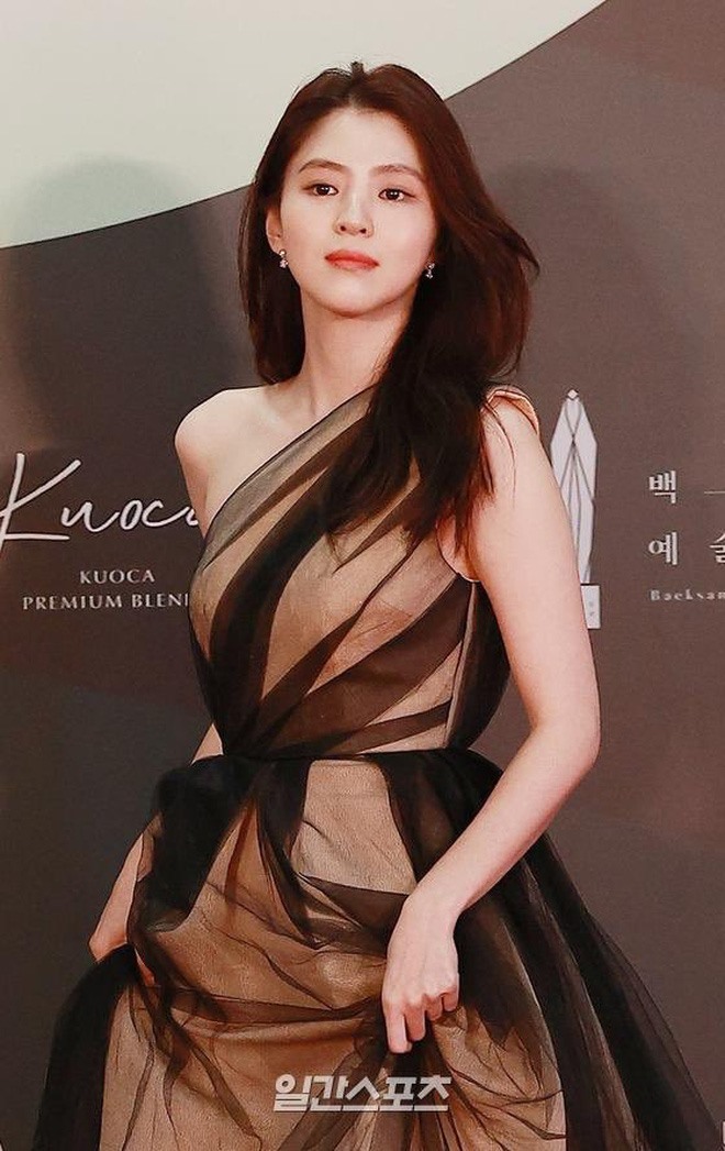 Han So Hee để nộ làn ra trắng tự nhiên, thu hút ánh nhìn của tất cả nghệ sĩ có mặt tại buổi lễ. Ảnh: isplus.joins.com