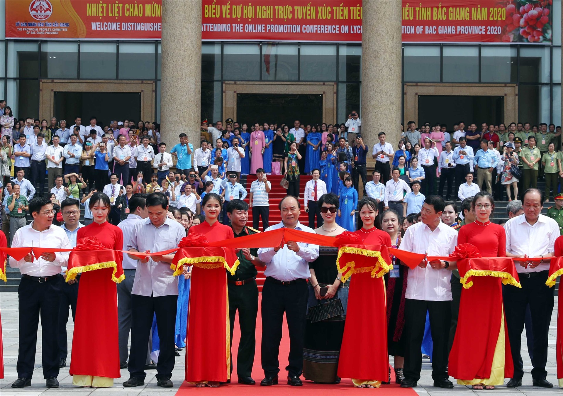 Thủ tướng Nguyễn Xuân Phúc cắt băng tại lễ xuất hành đoàn xe vải thiều Bắc Giang tiêu thụ ở thị trường trong và ngoài nước. - Ảnh: VGP