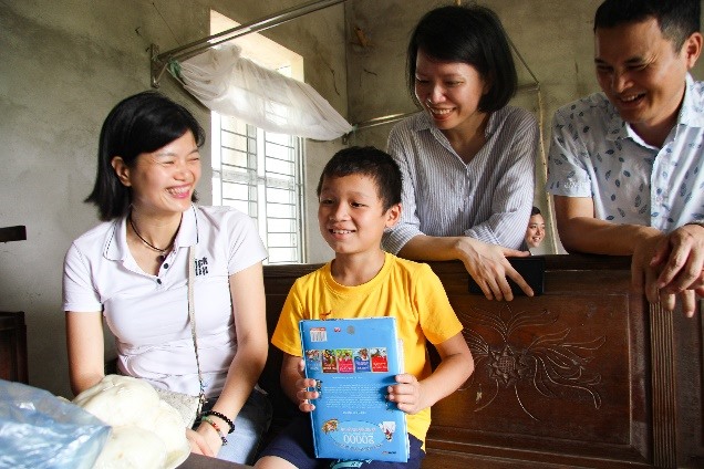 “Gia đình” mới của cháu bé mồ côi cha mẹ. Ảnh: LoHi