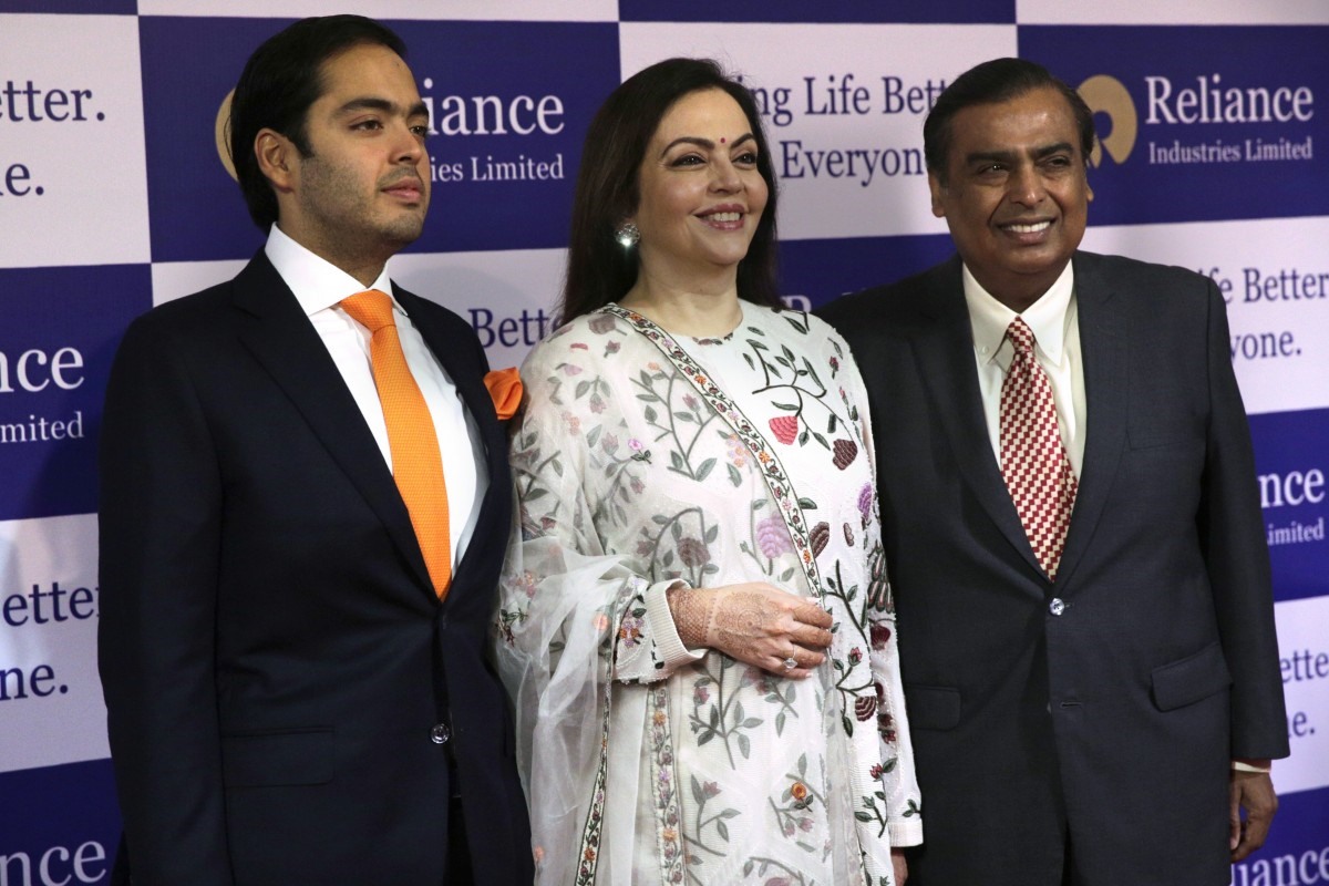 Anant Ambani (trái) cùng mẹ - bà Nita Ambani (giữa) và cha - Mukesh Ambani. Ảnh: AP.